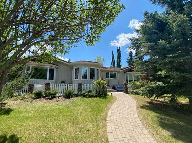 398 Wildwood Dr SW Calgary, AB T3C 3E6