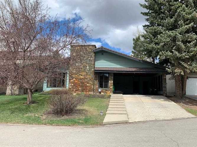 32 Pumphill Mews Calgary, AB T2V 4V5
