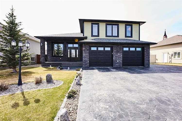 742 27 Street Fort Macleod, AB T0L 0Z0