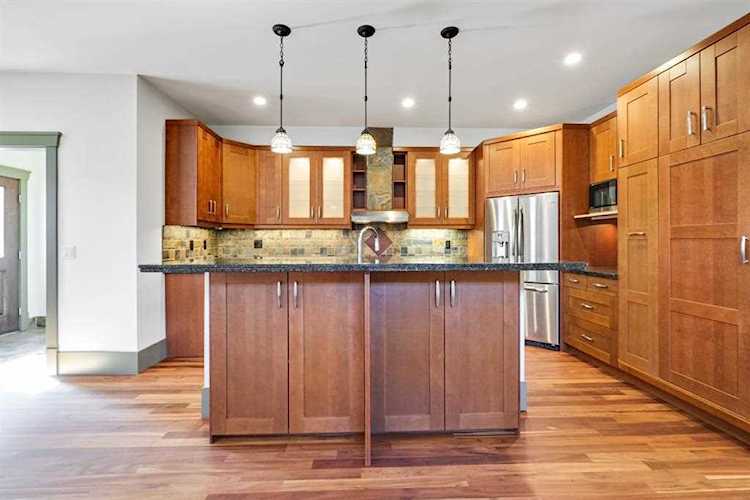 730 37 St NW Calgary, AB T2N 3B9