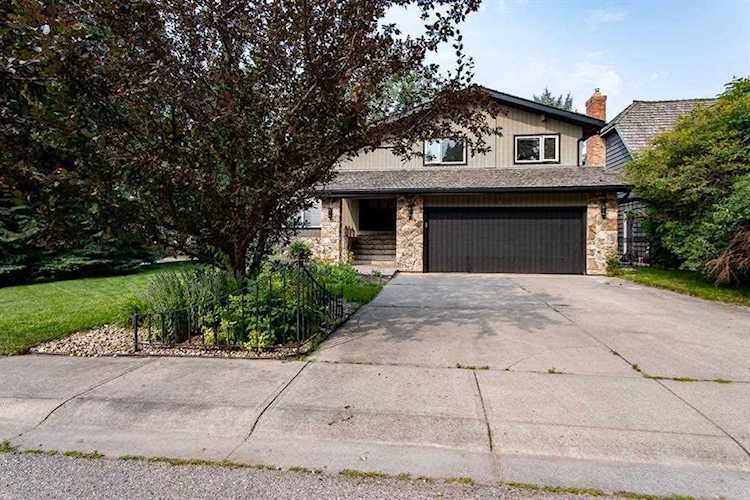 1100 Lake Placid Dr SE Calgary, AB T2J 5H1
