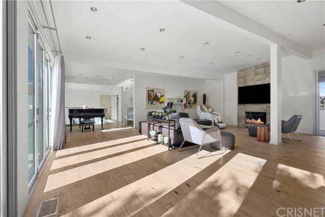 7470 Woodrow Wilson Dr Hollywood Hills, CA 90046