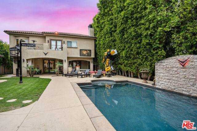 23123 W Oxnard St Woodland Hills, CA 91367