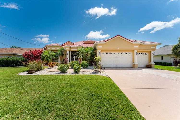19 Sportsman Ln Rotonda West, FL 33947