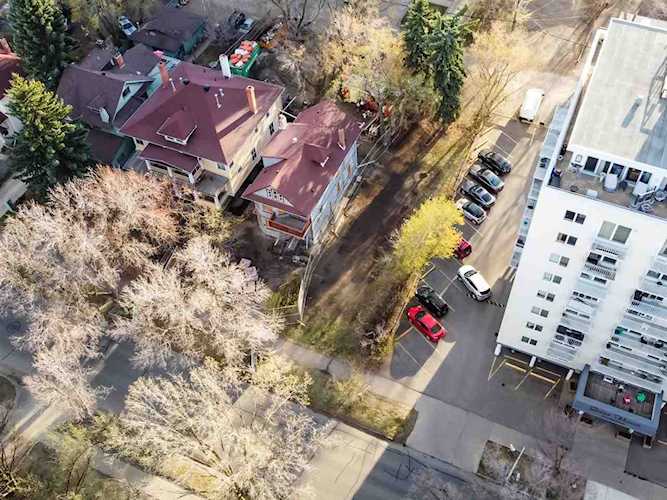 9936 112 Street Edmonton, AB T5K 1L7