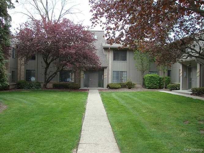 1863 Meadow Dale Ct Rochester Hills, MI 48309 | MLS 2210032946 Photo 1