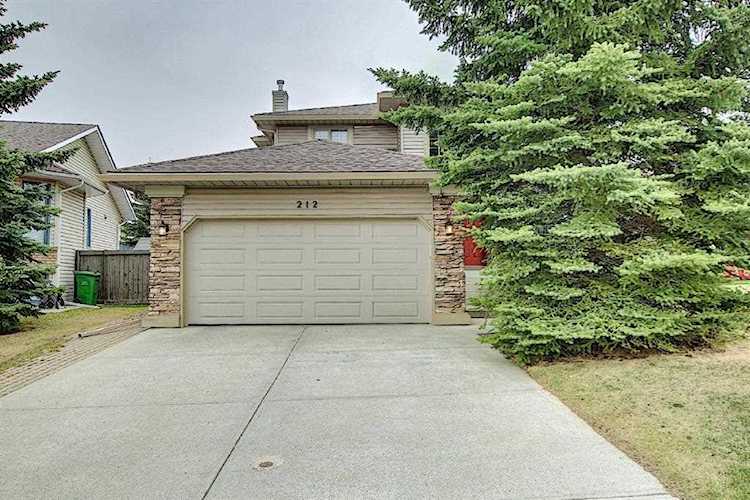 212 Edgebrook Ct NW Calgary, AB T3A 5A3