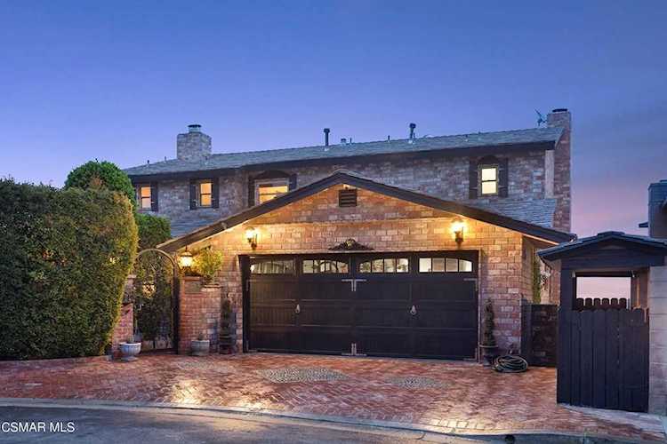 22277 Del Valle St Woodland Hills, CA 91364
