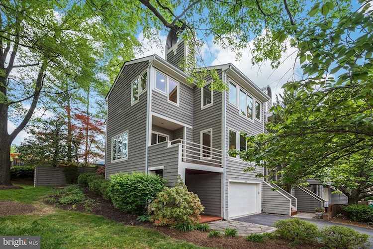 1924 Lakeport Way Reston, VA 20191 | MLS ® VAFX1197828 Photo 1