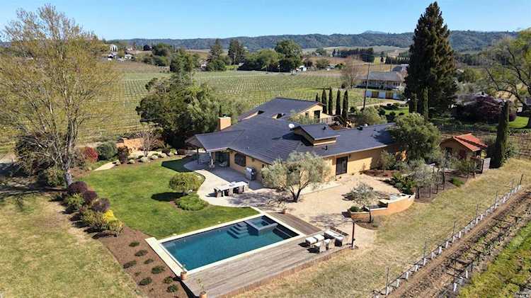 3280 Dry Creek Road Healdsburg, CA 95448