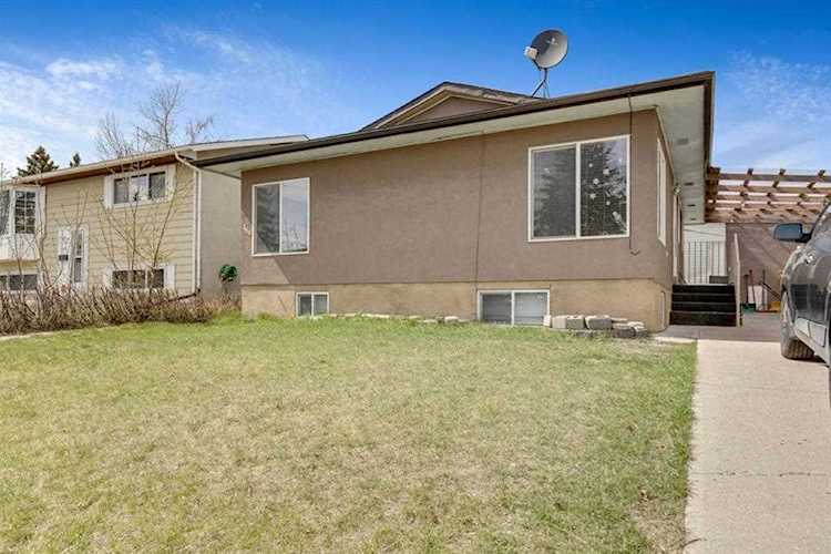 184 Penbrooke Close SE Calgary, AB T2A 3P1