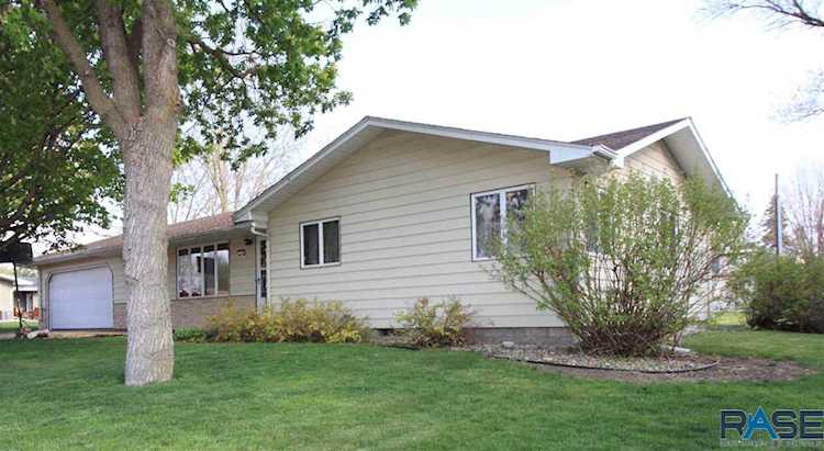 512 W 2Nd Ave Lennox, SD 57039