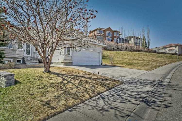 218 Signature Way SW Calgary, AB T3H 2Y2