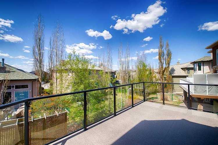 3166 Signal Hill Dr SW Calgary, AB T3H 3S9