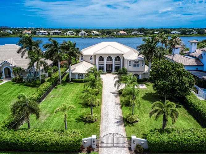 8120 S Seacrest Dr Vero Beach, FL 32963