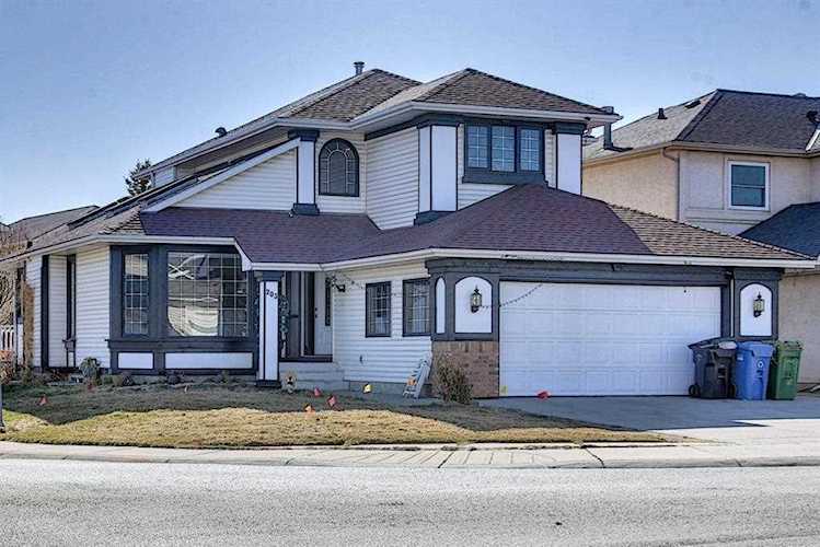 203 Coral Keys Dr NE Calgary, AB T3J 3K7