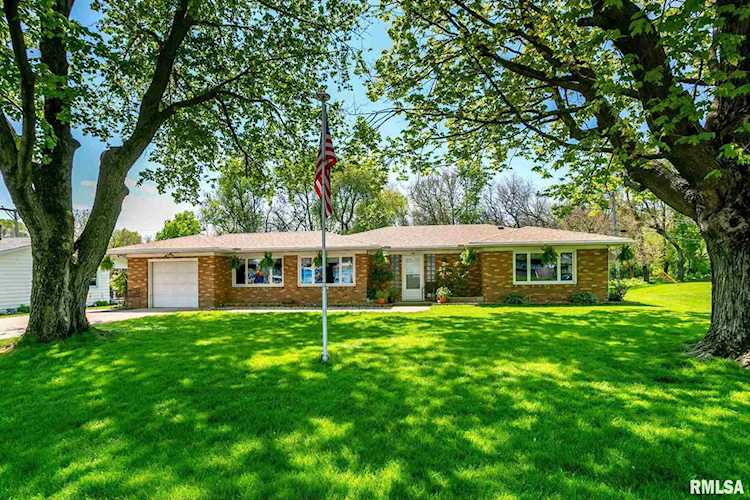 318 Circle Dr Riverdale, IA 52722