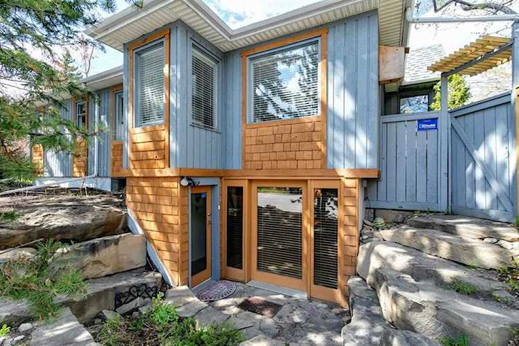 2018 22A St SW Calgary, AB T2T 5H1