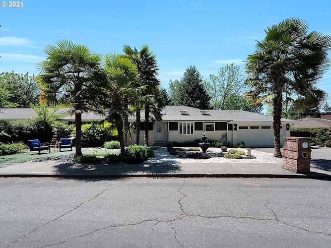 5590 SW Dover Ln Portland, OR 97225