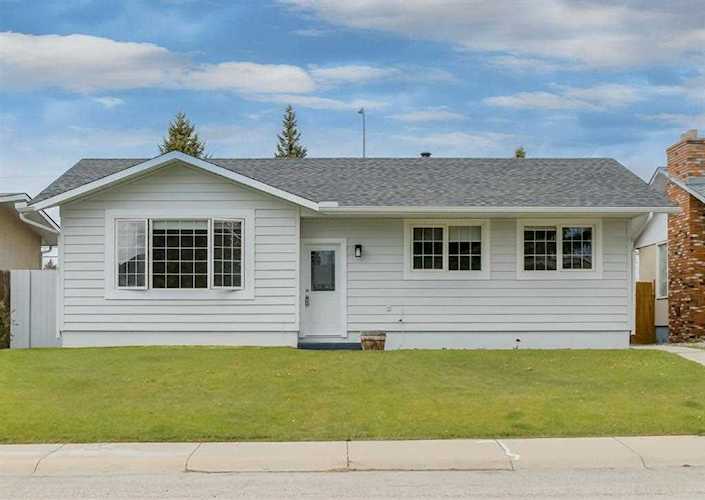 32 Maple Court Crescent SE Calgary, AB T2J 1V7