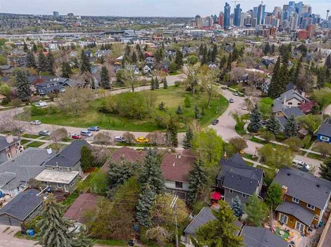 1633 Shelbourne St SW Calgary, AB T3C 2L2