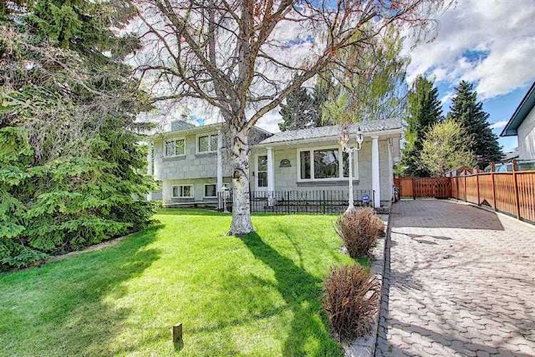 3203 Oakwood Dr SW Calgary, AB T2V 0K2
