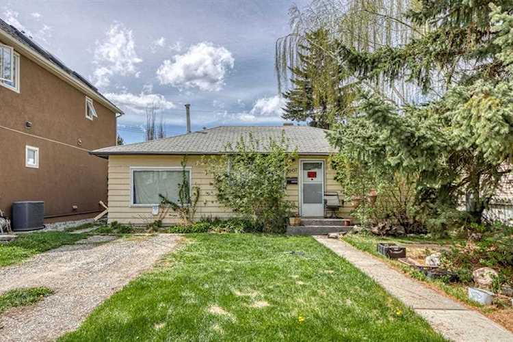 4607 80 St NW Calgary, AB T3B 2P2