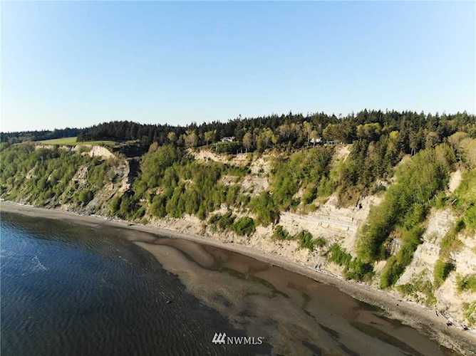 8100 Headlands Way Clinton, WA 98236
