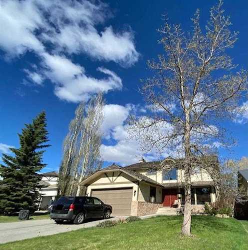 319 Woodhaven Place SW Calgary, AB T2W 5P4