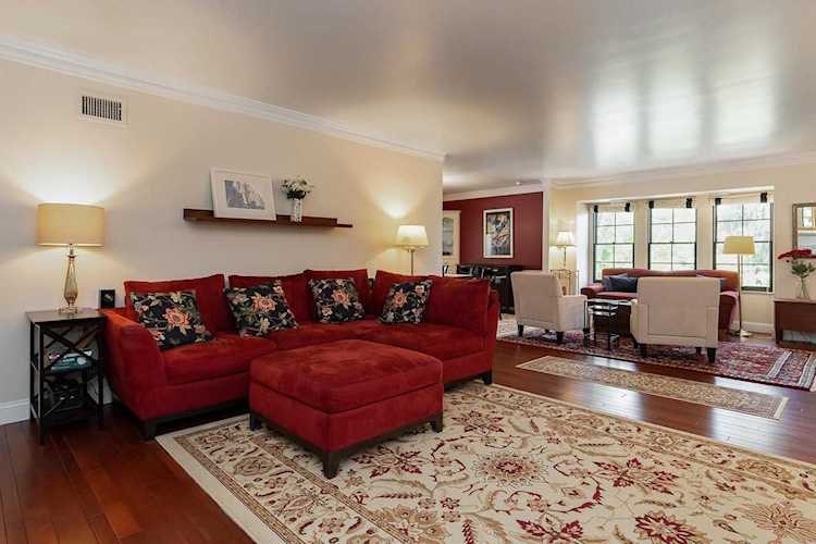 1285 La Rochelle Drive Upper Arlington, OH 43221