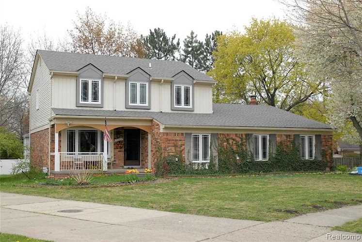 2645 Roxbury Dr Dr Troy, MI 48084