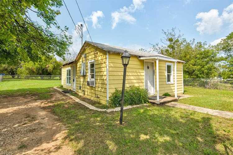 207 Stone Street Granbury, TX 76048