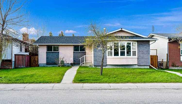 624 Whiteridge Rd NE Calgary, AB T1Y 2Y8