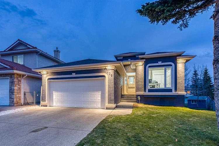 226 Coral Shores Landing NE Calgary, AB T3J 3J7