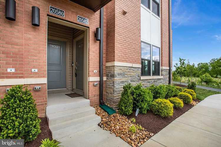 20582 Milbridge Terrace Ashburn, VA 20147 | MLS ® VALO437704 Photo 1