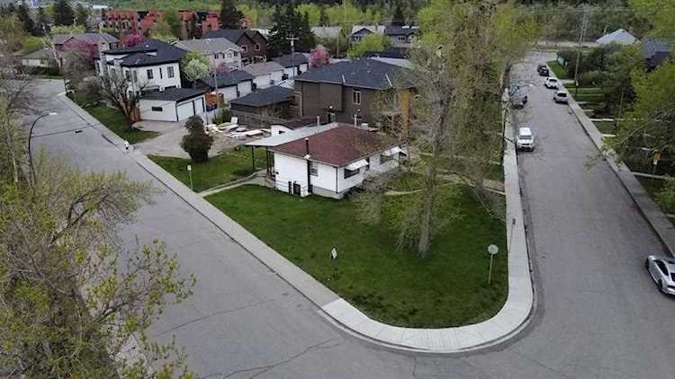 530 31 St NW Calgary, AB T2N 2V5