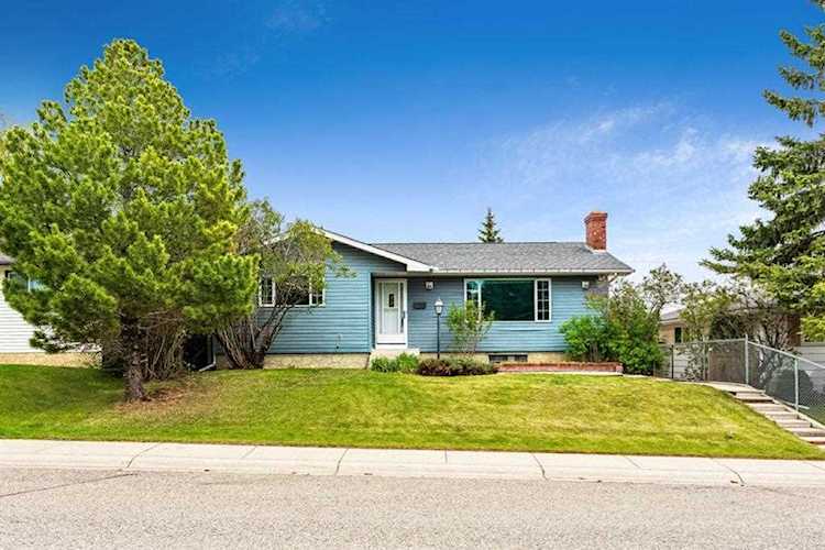 28 Huntwick Way NE Calgary, AB T2K 4H3