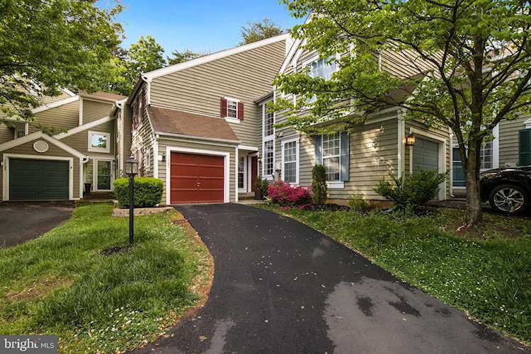 11757 Arbor Glen Way Reston, VA 20194 | MLS ® VAFX1198268 Photo 1