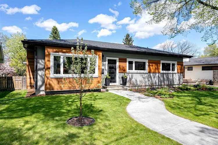 18 Mayfair Rd SW Calgary, AB T2V 1Y4
