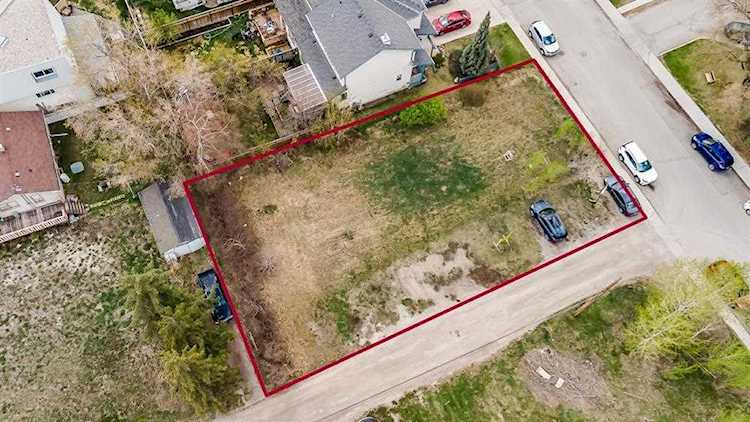 6119 32 Ave NW Calgary, AB T3B 0J9