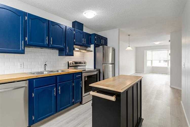 7 Whitmire Villas NE Calgary, AB T1Y 7G5