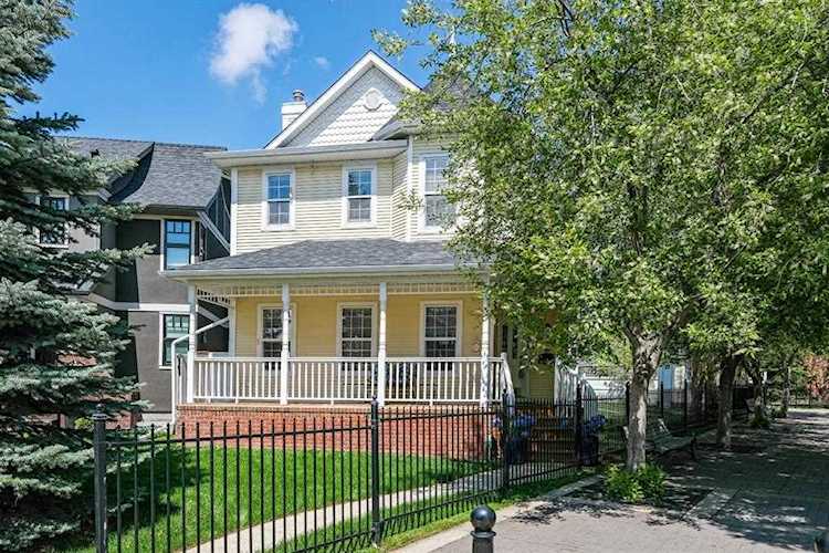 96 Somme Manor SW Calgary, AB T2T 6J4
