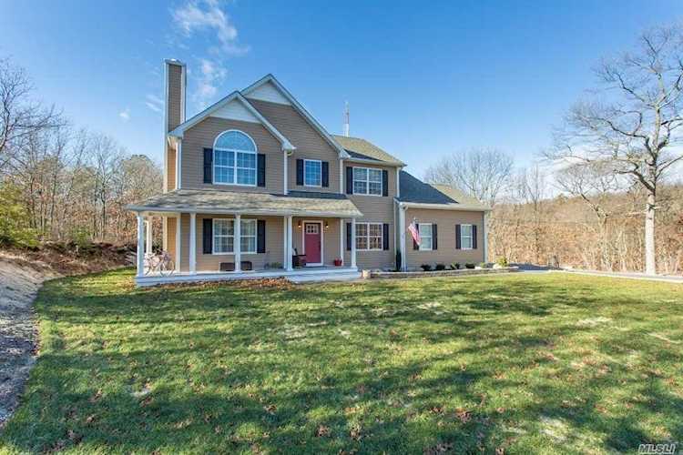 2 Alexandra Ct Manorville, NY 11949