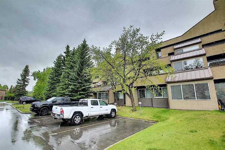 121 Village Heights SW #4 Calgary, AB T3H 2L2