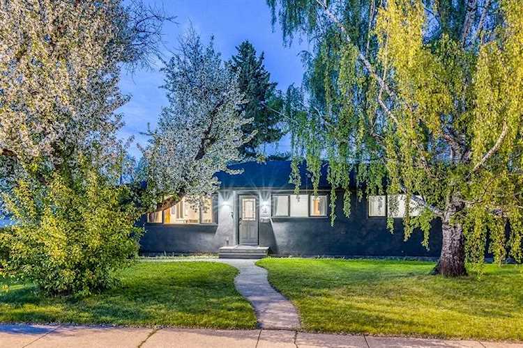 18 Meadowlark Crescent SW Calgary, AB T2V 1Z1