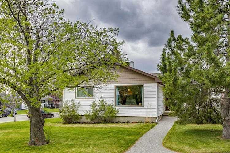 47 Galway Crescent SW Calgary, AB T3E 4Y2