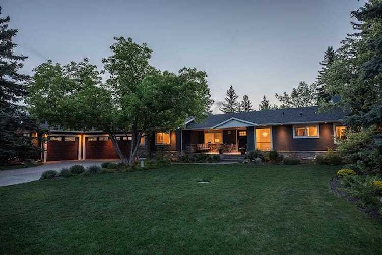 415 Wildwood Dr SW Calgary, AB T3C 3E4