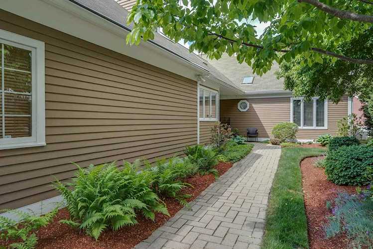 407 Straw Hill Rd Manchester, NH 03104