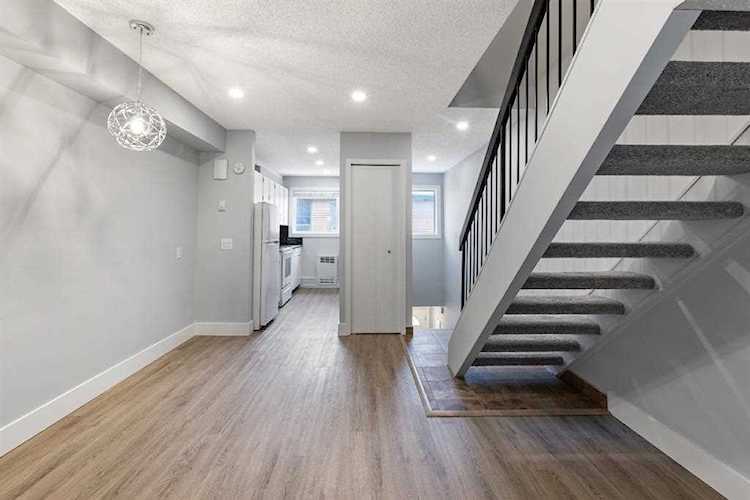 2400 15 Street St SW #14 Calgary, AB T2T 5S3