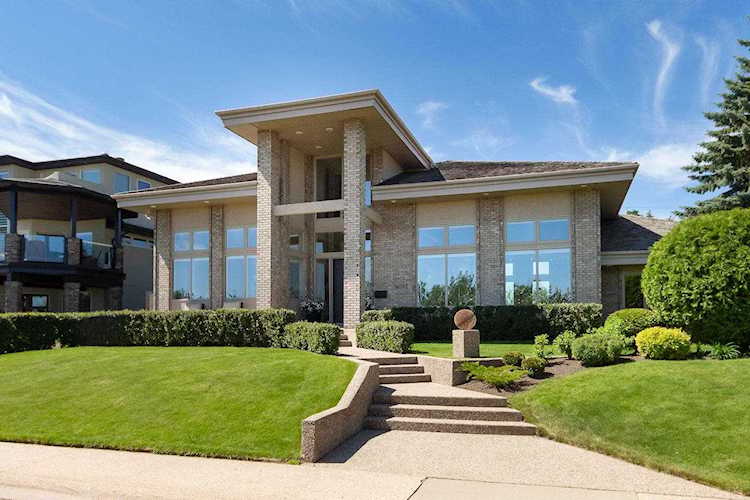 9032 Valleyview Drive Edmonton, AB T5R 5T6